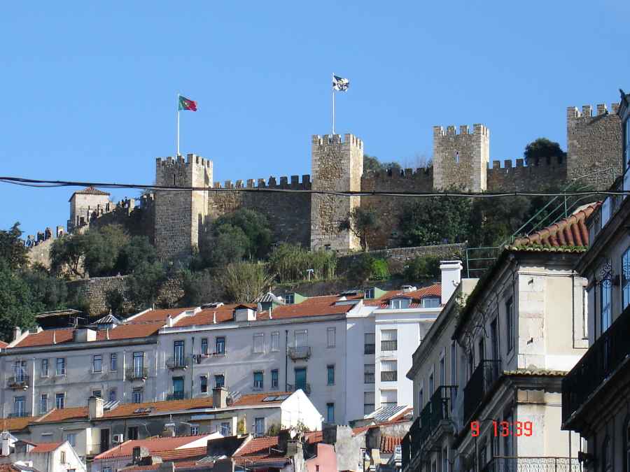 Ao fundo o castelo de São Jorge - Lisboa.