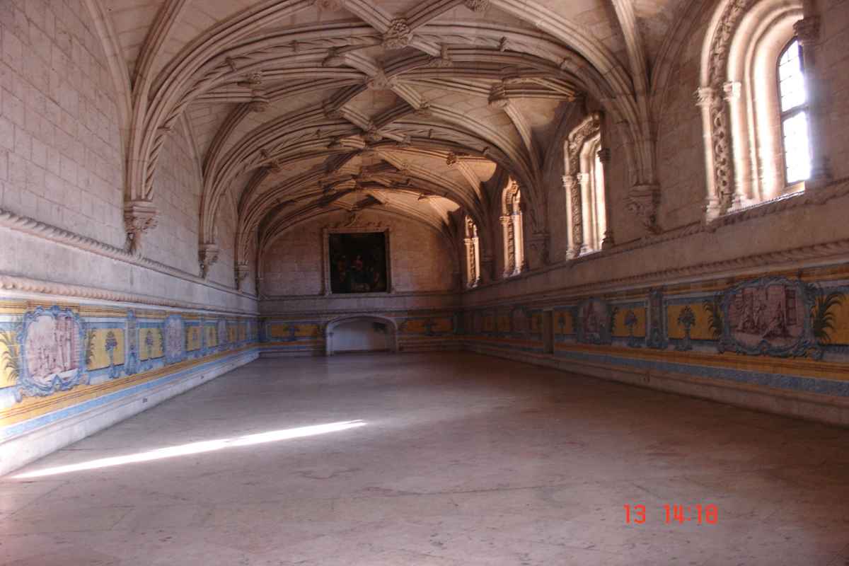 Mosteiro dos Jerónimos, deriva o nome de ter sido entregue à Ordem de São Jerónimo, nele estabelecida até 1834..