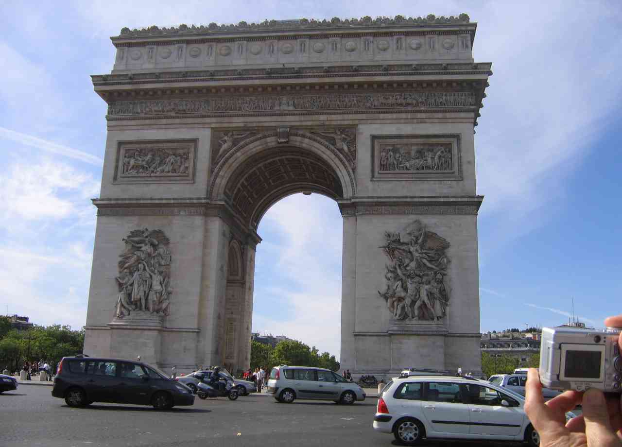 Arco do Triunfo, monumento erigido em memória ao soldado desconhecido (heróis franceses da primeira guerra mundial e que homenageia também os soldados de outras nações), chegamos ao topo após 482 degraus numa escada em caracol. 