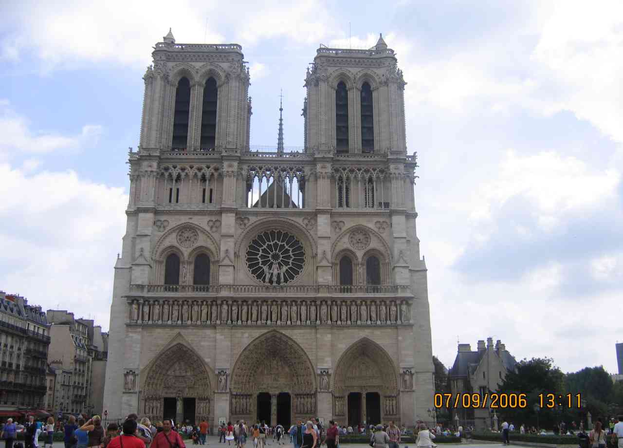 Notre Dame, a Catedral gótica símbolo da cidade que se encontra na Ile de La Cité, uma das ilhas do Rio Sena, Catedral maravilhosa e imensa.  