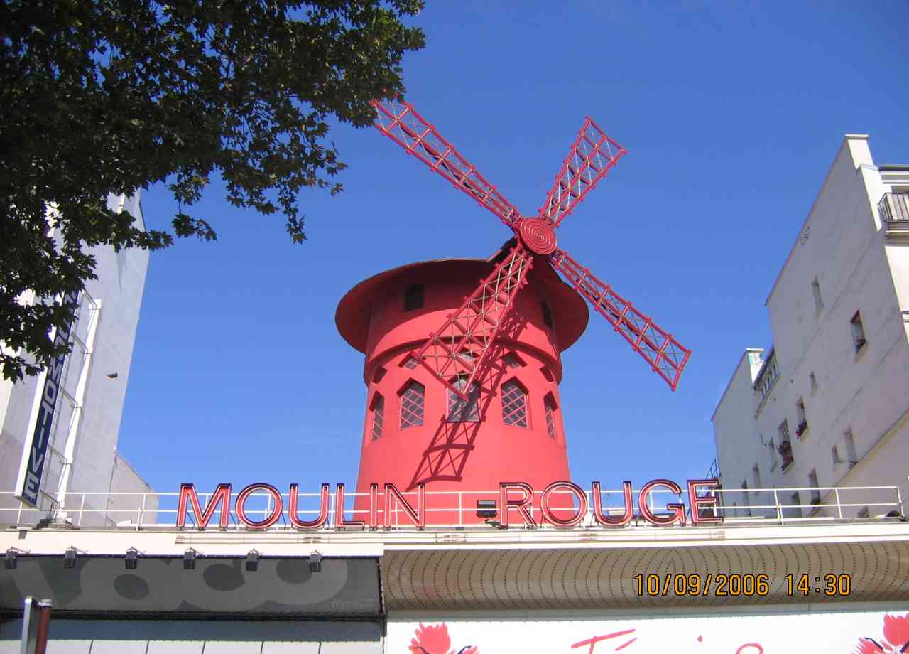 O Montmartre - uma área histórica da cidade, famosa pelo seus cafés ,seus estúdios e nightclubs, como o Moulin Rouge. 